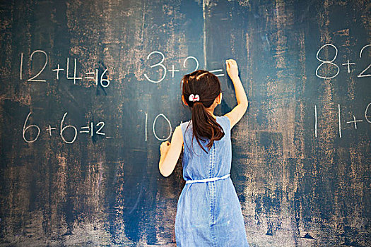 一群孩子,学校,女孩,文字,粉笔,黑板