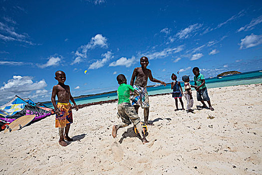 孩子,玩,海滩,围绕,青绿色,加勒比海,绿色,岛屿,安提瓜和巴布达,西印度群岛