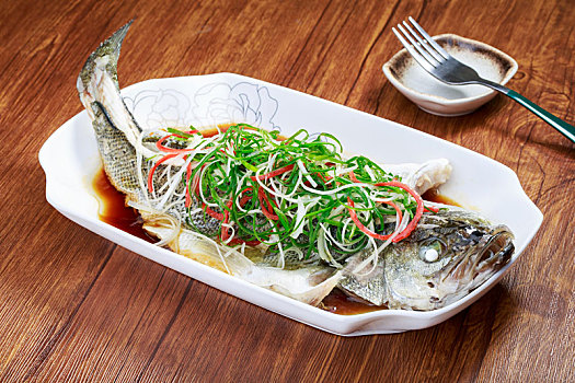 中式菜肴清蒸鲈鱼