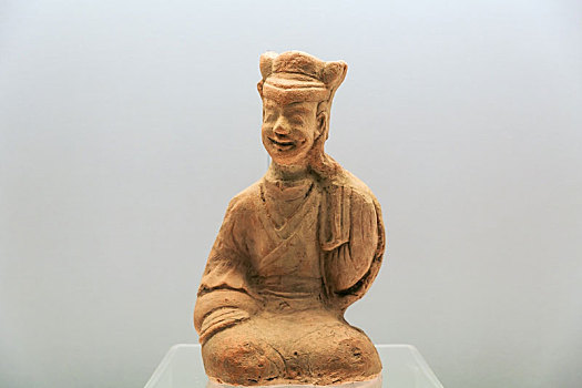 上海博物馆藏东汉红陶听琴女俑