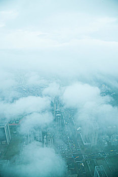 台湾台北市111大厦上眺望云雾中的台北市景