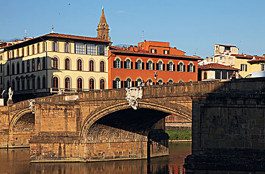 横跨于佛罗伦萨阿尔诺河,arno,之上的天主圣三一桥,pontesantatrinità,也称圣特里尼塔大桥,位于维琪奥桥,pontevecchio,的西边