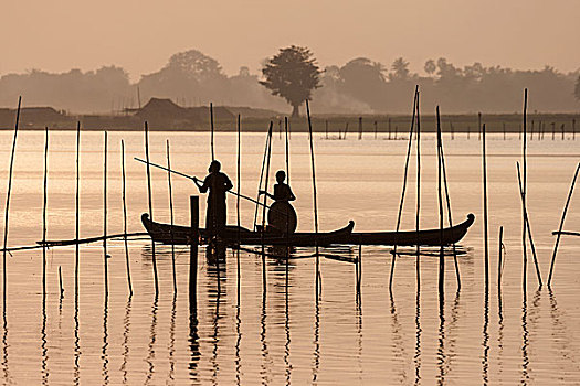 两个人,站立,独木舟,逆光,陶塔曼湖,阿马拉布拉,分开,曼德勒,缅甸,亚洲