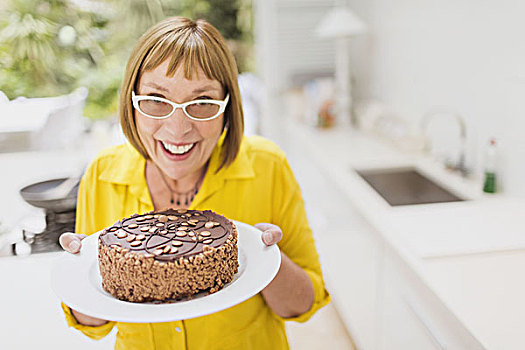 头像,微笑,成年,女人,拿着,巧克力蛋糕