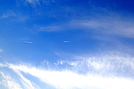 两条航迹云飞机白云蓝天