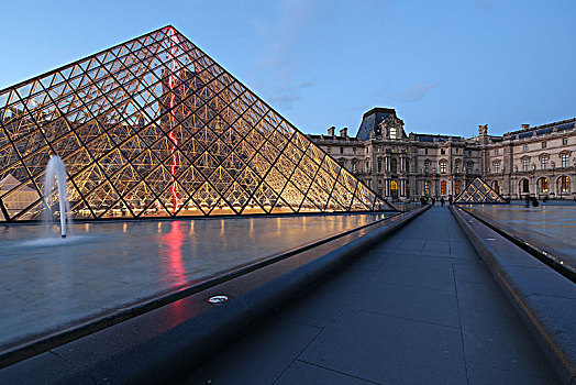 卢浮宫金字塔