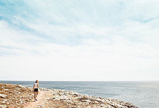 女人,走,悬崖,米诺卡岛,西班牙