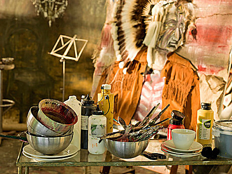 现代,绘画,美洲印地安人,华美,头饰,模糊背景,后面,多样,器具,桌上