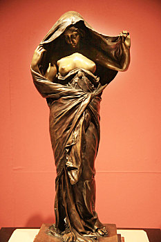 河南省博物院珍藏的法国雕塑家路易,恩斯特,巴里亚斯的雕塑作品,自然在科学面前除去面纱