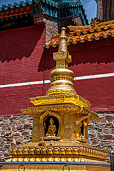 山西忻州市五台山菩萨顶寺院前金塔