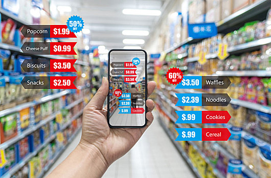 手拿着手机,在超市里使用ar现实增强app搜索商品信息