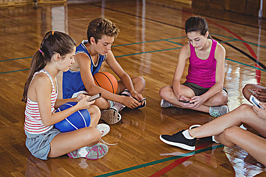 高中,团队,打手机,坐,篮球场,专注