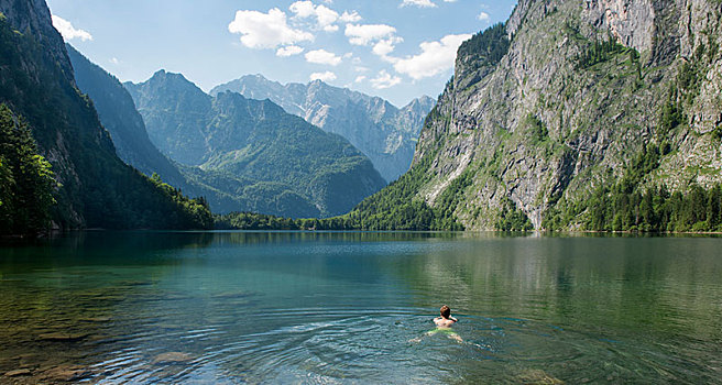 男青年,游泳,湖,奧伯湖地区,后面,国家公园,贝希特斯加登地区,上巴伐利亚,巴伐利亚,德国,欧洲