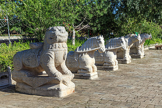 中国河南省陕州地坑院石狮石马雕塑