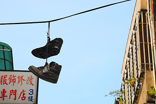 一双球鞋高挂在空中的电线上