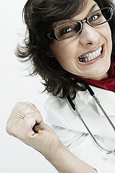 肖像,女医生,拿着,注射器,紧握,牙齿