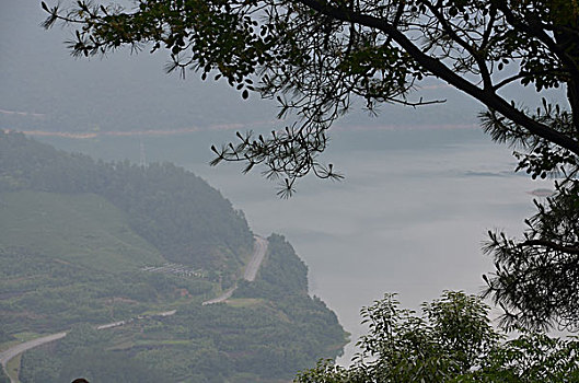 远山湖水