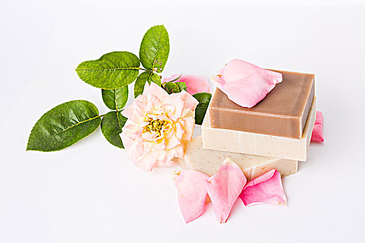 手工皂和玫瑰花瓣