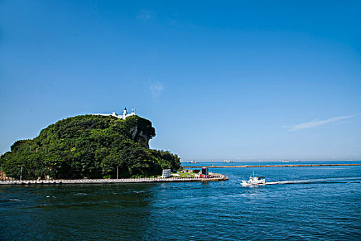台湾高雄市高雄港港口来往穿梭的海船