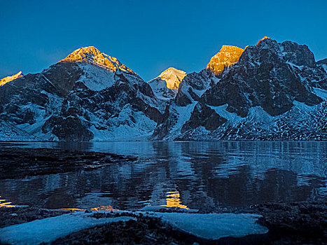 天堂湖晨曦雪山金顶