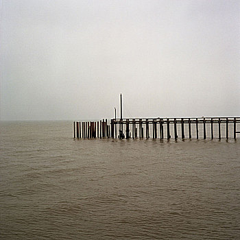海洋,木桥,水,桥,码头,天空,云,阴郁,单调,荒凉,灰色,孤单,无人,留白