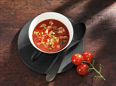 西红柿汤,熏肉,蒜
