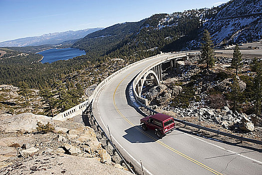 运动型多功能车,驾驶,历史,桥,靠近,太浩湖,加利福尼亚,美国