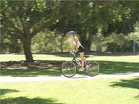 女性,骑自行车,公园,侧面视角