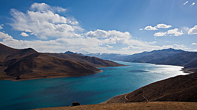 西藏羊卓雍措美景