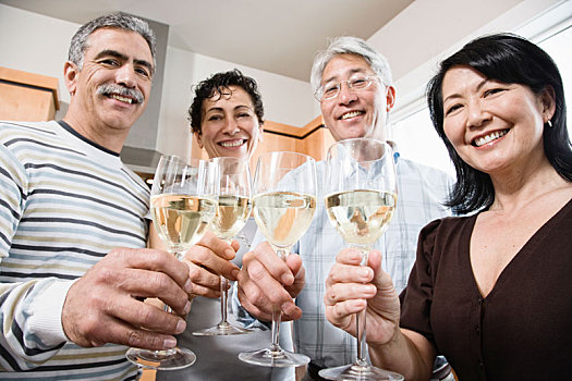 两个,情侣,厨房,亚洲,白人,男人,女人,制作,眼镜,白葡萄酒