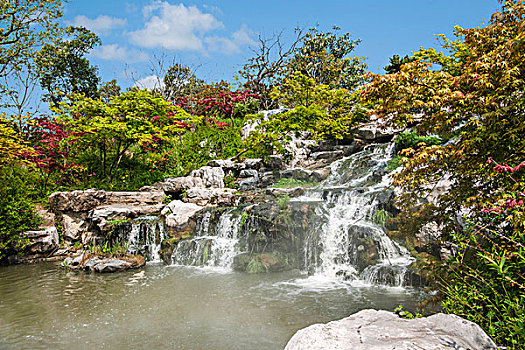 杨州瘦西湖湖上园林瀑布