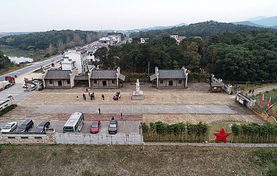 清明将至,红色景区游客多