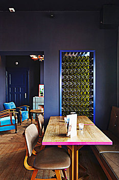 木桌子,边缘,涂绘,粉色,椅子,餐馆,深蓝,墙壁