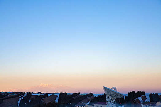 新疆乌鲁木齐南山日落下的天文望远镜与山峰