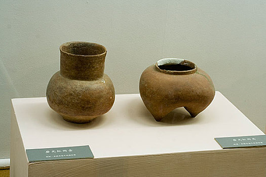 内蒙古博物馆陈列战国磨光红陶壶,鬲