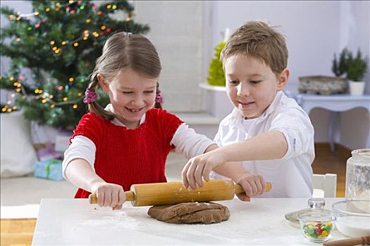 两个孩子,擀,面团,圣诞饼干