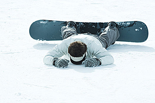 年轻,滑雪板玩家,俯卧,雪中,全身