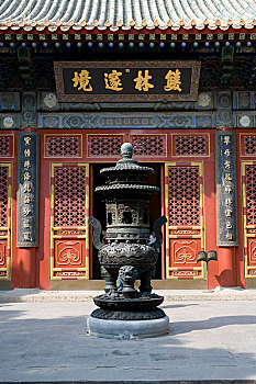 香山植物园卧佛寺内的双林遂境大殿
