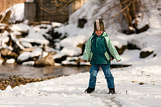 小男孩,走,河岸,孩子,站立,冰