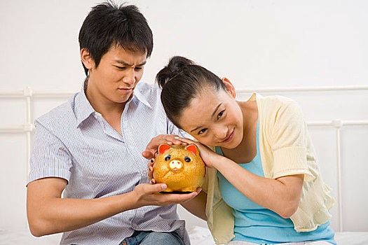 一對年輕男女互搶東西時的面部表情