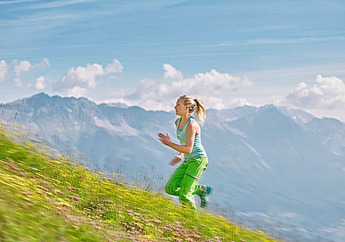 美女,20多岁,跑,向上,场地,山,因斯布鲁克,提洛尔,奥地利,欧洲
