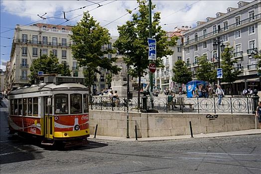 红色电车,街头生活,里斯本,葡萄牙,欧洲