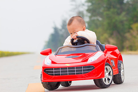 孩童驾驶玩具车