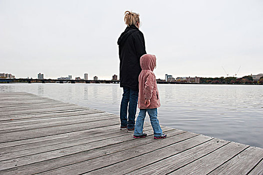 母亲,孩子,女儿,站立,一起,码头,看,水