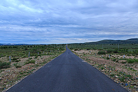 草原上的公路