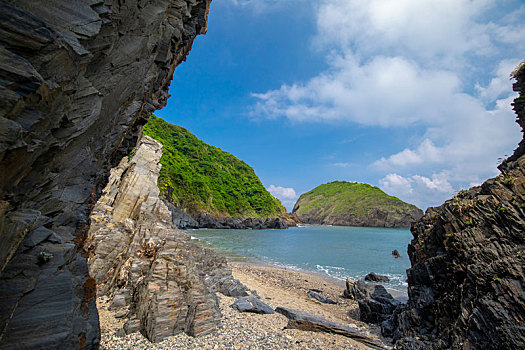 大自然的岩石与碧海蓝天的美丽海湾