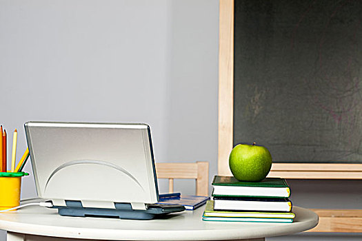 书桌,苹果,电脑,课本,班级,黑板,聚焦
