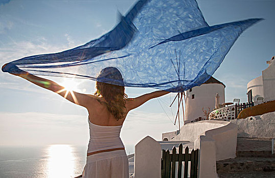 女人,抬臂,拿着,看别处,风景,海洋,锡拉岛,基克拉迪群岛,希腊
