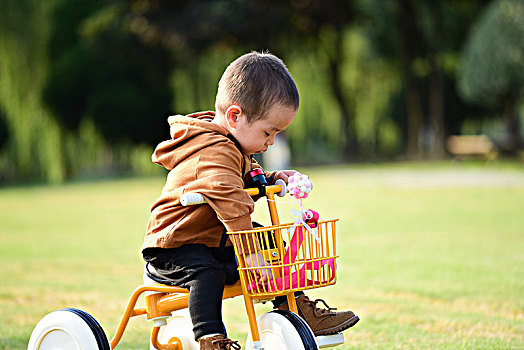 骑着三轮车的小男孩
