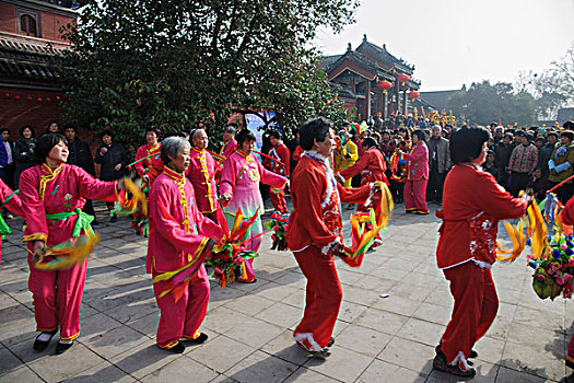 太昊陵庙会上跳祭祀舞的妇女们